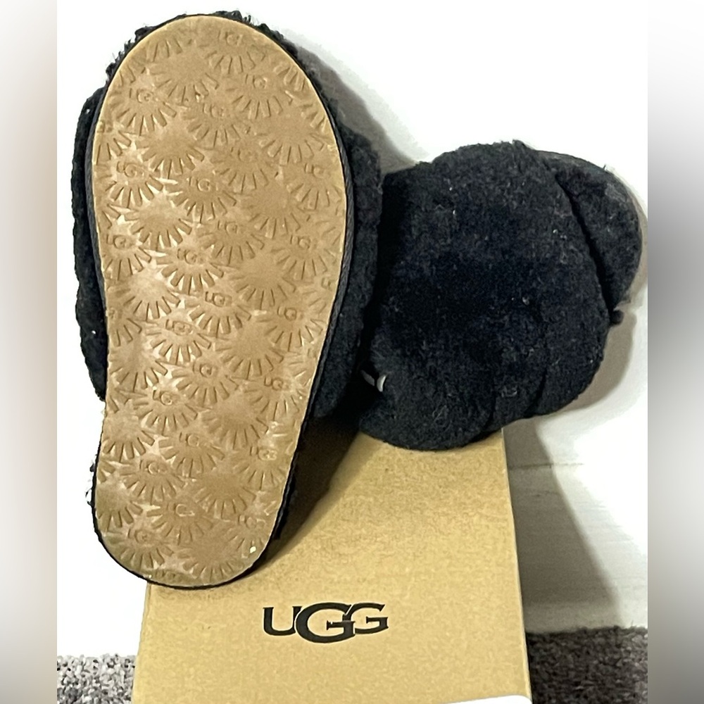 Girls Ugg Fluffy Toddler Shoe, Can be worn as Slipper/Sandal Great! Condition
